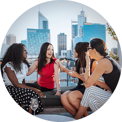 Mujeres riendo y charlando en la ciudad